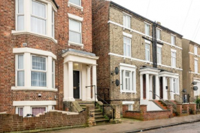 2 beds, cosy, close to train station